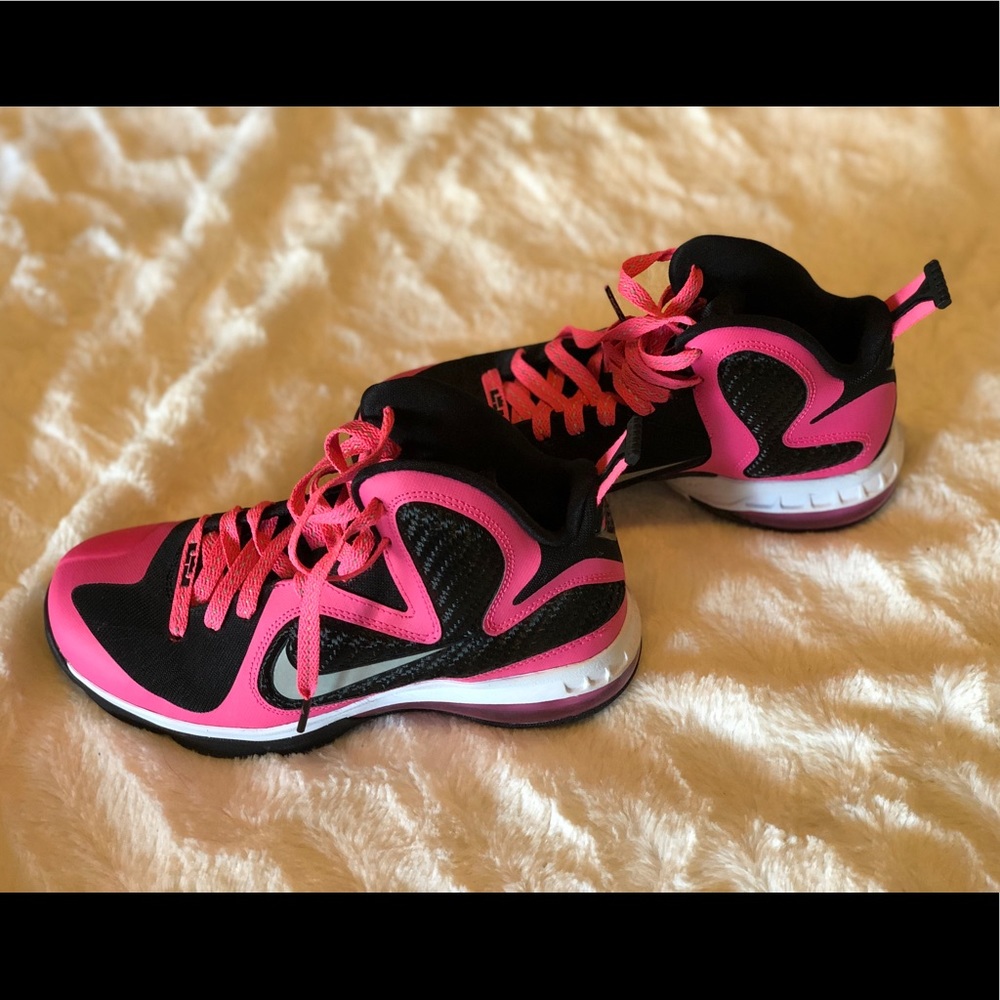 Nike Basketball Shoes (Y 4.5/W6)